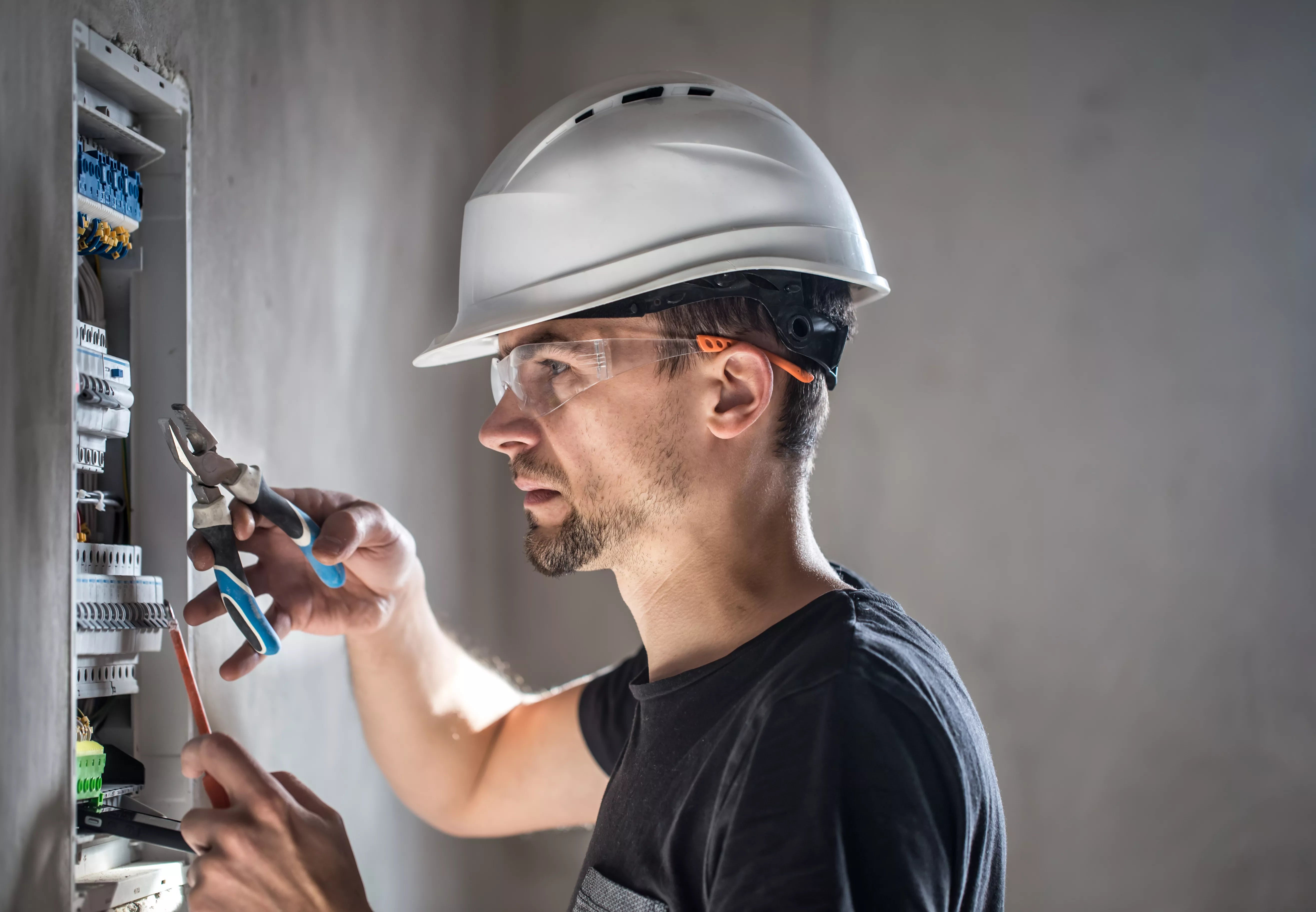 Montage en Elektrische Aansluiting – Omvormer & Batterij (incl. kleinmateriaal)
